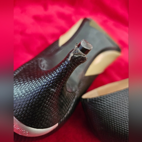 Calvin Klein Women Elegant Black and Cream Patent Pumps - Picture 6 of 7